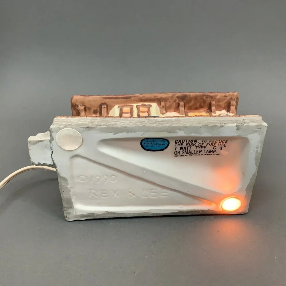 1990 Dickensville Collectibles Porcelain‎ Lighted House Wesaon Station